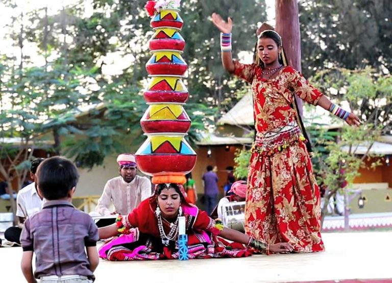 which dance performed only by men on holi in rajasthan